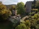 Blick von Norden ueber den Innenhof auf den Torturm und den Bergfried der Ruine Wildenburg 150x113
