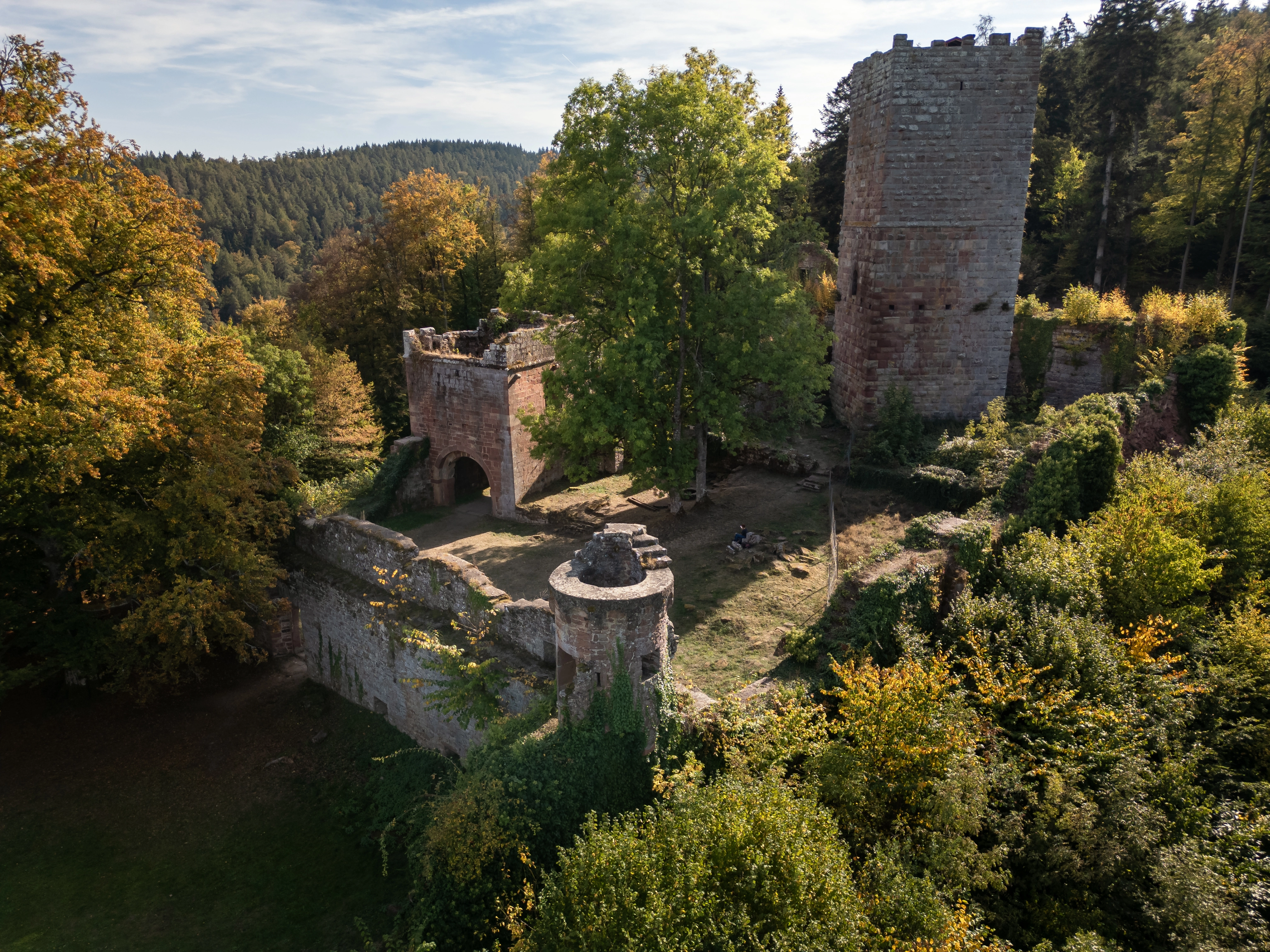 Blick von Norden ueber den Innenhof auf den Torturm und den Bergfried der Ruine Wildenburg
