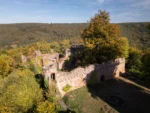 Blick von Sued Westen auf die Trennmauer und das Wachtuermchen der Burg Wildenburg 150x113