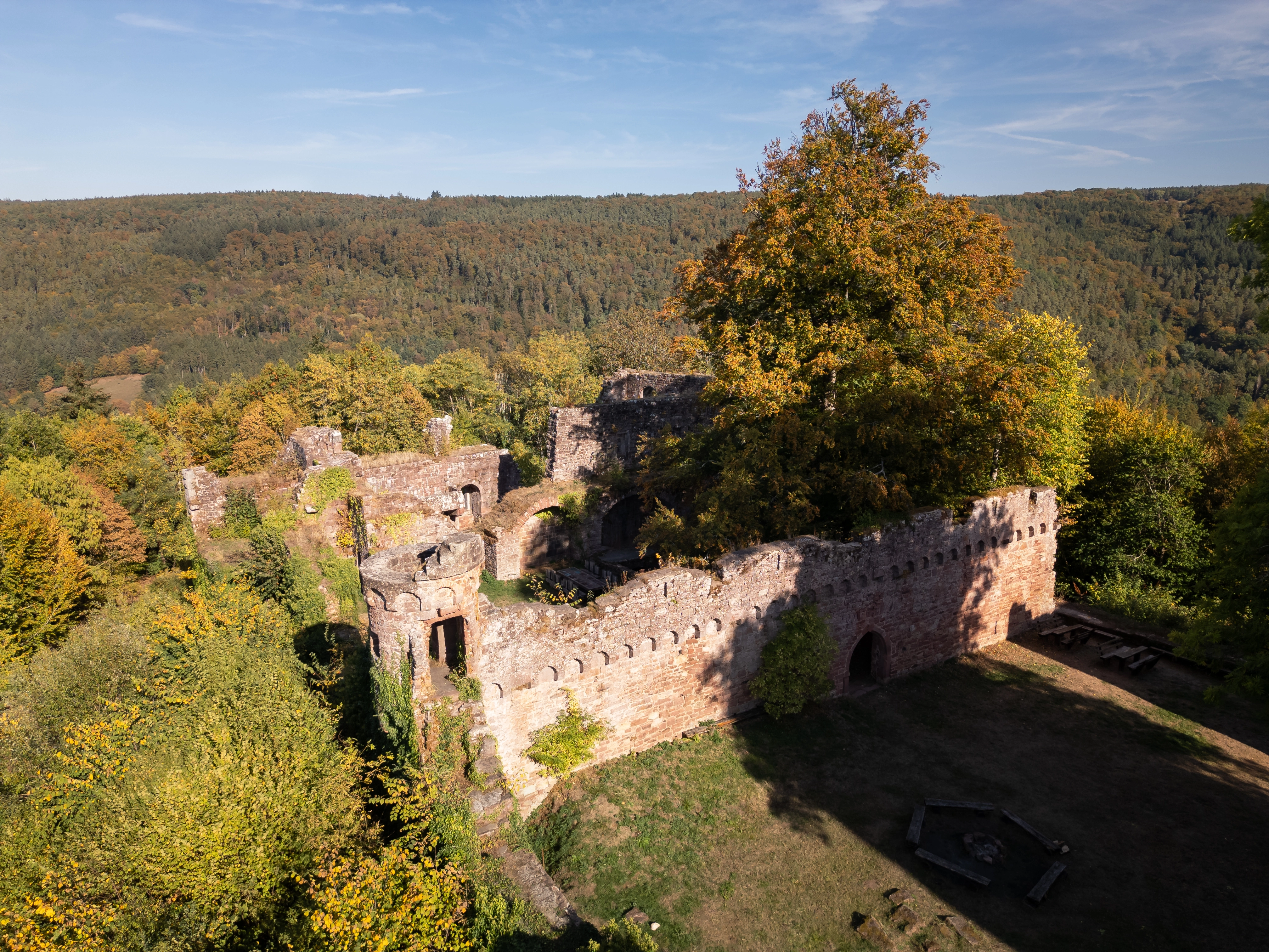 Blick von Sued Westen auf die Trennmauer und das Wachtuermchen der Burg Wildenburg