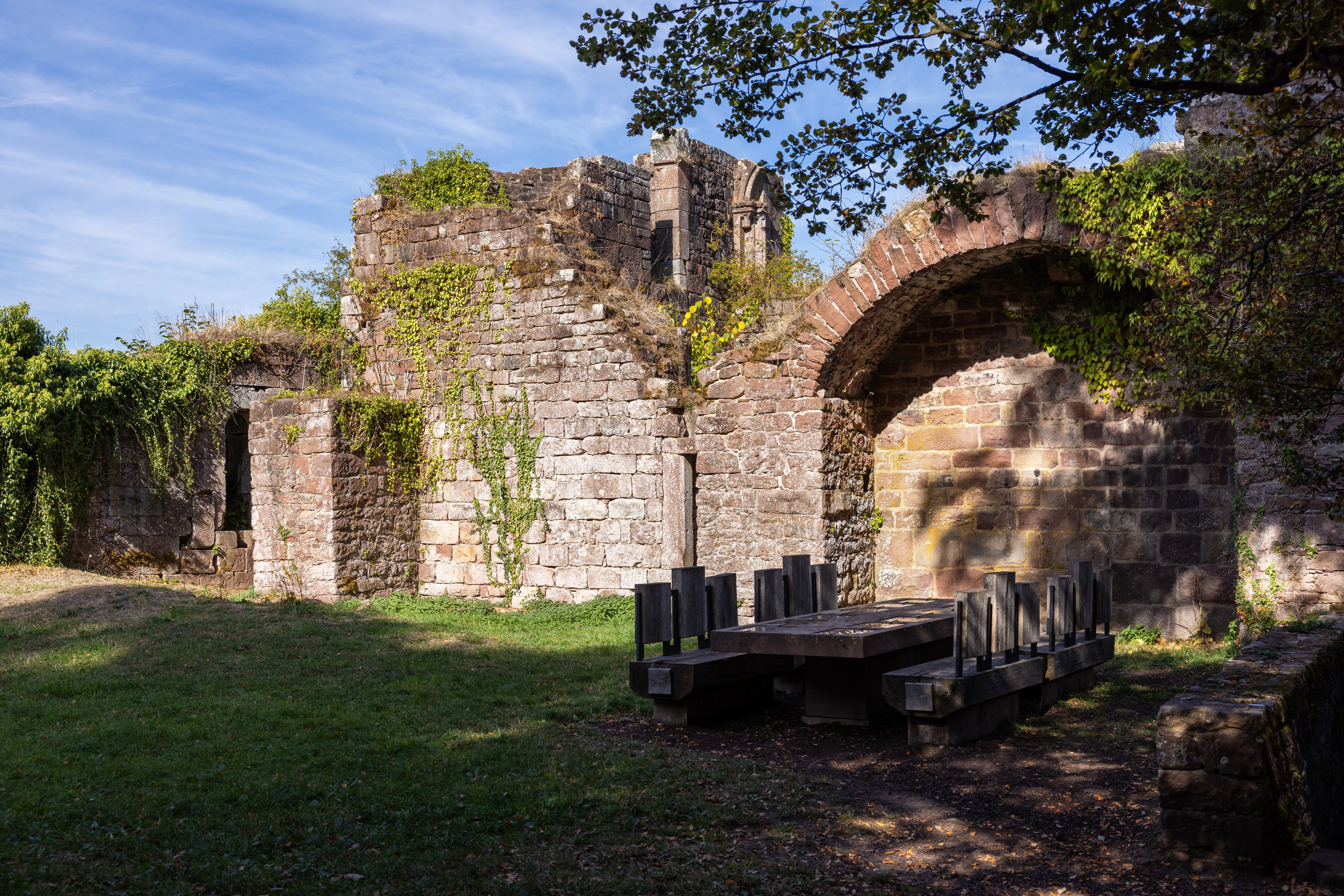 Innenhof Burgruine Wildenburg im Odenwald